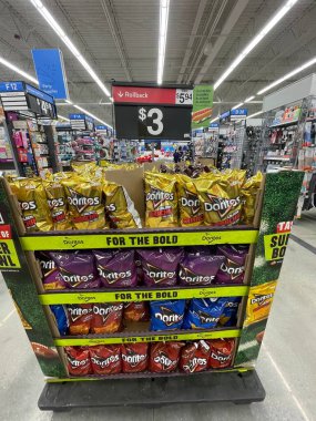 Burke County, Ga USA - 01 31-25: Walmart perakende mağazası Doritos çip vitrini ve fiyatı