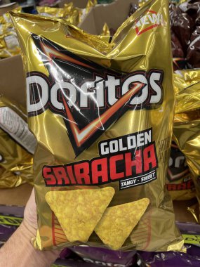 Burke County, Ga USA - 01 31 25: Walmart perakende mağazası Doritos Golden Sairacha cipslerinin el ele tutuşması