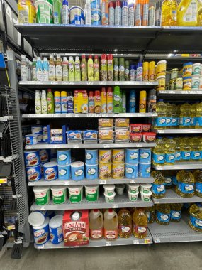 Burke County, Ga USA - 01 31 25: Walmart perakende mağazası 2025 sprey yağı PAM ve kısalan küvetler