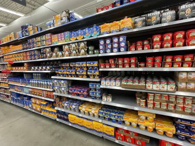 Burke County, Ga USA - 01 31: 25: Walmart perakende mağazası 2025 öğle yemeği ve yan taraf peynirli makarna seçimi