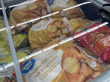 Burke County, Ga USA - 01 31-25: Walmart perakende satış mağazası 2025 Çantadaki büyük değerli tavuk