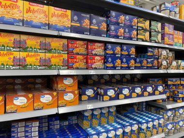 Burke County, Ga USA - 01 31 25: Walmart perakende mağazası 2025 Velveeta fırında makarna ve peynir