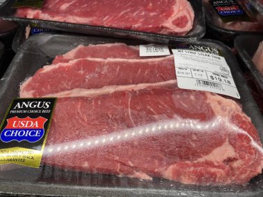 Waynesboro, Ga USA - 02 10 10 25: Walmart perakende et mağazası ve New York bifteği fiyatları