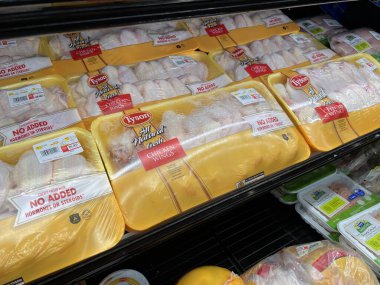 Waynesboro, Ga USA - 02 10 10 25: Walmart perakende et mağazası ve tavuk paketleri