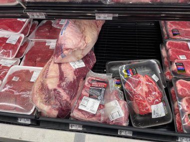 Waynesboro, Ga USA - 02 10 10 25: Walmart perakende et mağazası ve çeşitli fiyatlar