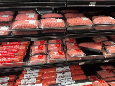 Waynesboro, Ga USA - 02 10 10 25: Walmart perakende satış mağazası ön tarafta hamburger etiyle karşı karşıya