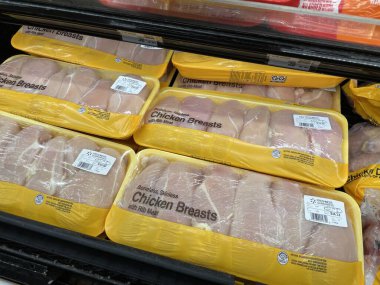 Kuzey Augusta, SC USA - 03: 22 25: Walmart Tavuk göğsü kaburga eti ve fiyatları