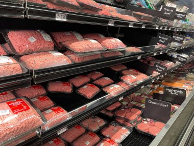 Kuzey Augusta, SC USA - 03: 22 25: Walmart perakende mağazası 2025 et bölümü hamburger yan görünümü