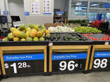 Kuzey Augusta, SC USA - 03: 22 25: Walmart perakende mağazası 2025 Avocados domates fiyatları sergileniyor