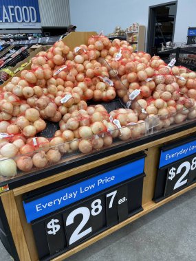 Kuzey Augusta, SC USA - 03: 22 25: Walmart perakende mağazası 2025 çanta soğan ve fiyat
