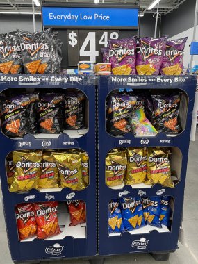 Kuzey Augusta, SC USA - 03: 22 25: Walmart perakende mağazası 2025 Doritos cipsi görüntüleme ve fiyatlandırma yeni tatlar