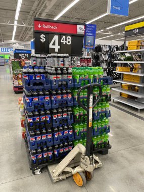 Kuzey Augusta, SC USA - 03: 22 25: Walmart perakende mağazası 2025 Pepsi paleti ve fiyatı ve palet krikosu