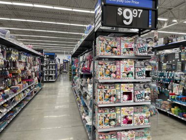 Kuzey Augusta, SC USA - 03: 22 25: Walmart perakende mağazası 2025 el sanatları bölümü ve ekran