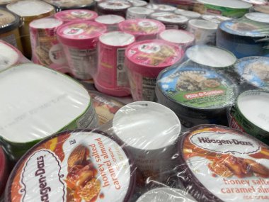 Warrenton, SC USA - 03: 22 25: Bir palet Ben Jerry Turkey Hill Haagan sersemleticisi üzerinde market dondurması teslimatı