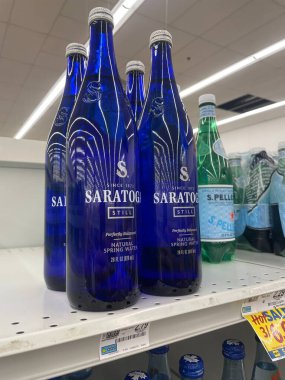 Warrenton, SC USA - 03: 22 22 25: Market Saratoga Hala cam şişede su