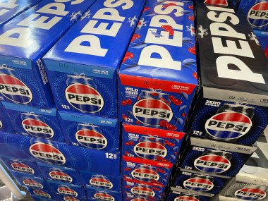 Hephzibah, Ga USA - 12-21-24: IGA Market Tatilleri 2024 Pepsi Ürünleri