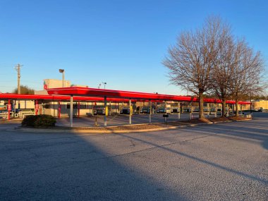 Hephzibah, Ga USA - 12-21-24: Sonik fast food restoranı açık mavi gökyüzü