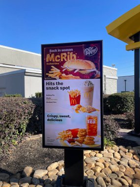 Hephzibah, Ga USA - 12-21-24: McDonalds açık mavi gökyüzünden geçiyor