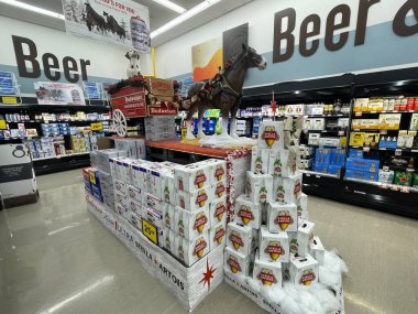 Warrenton, SC USA - 12: 22 24: Market Massive Budweiser gösteri atı ve arabası