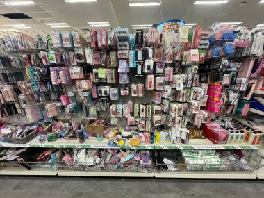 Hephzibah, Ga USA - 12 22 24: Dolar Ağacı Perakende Mağazası Kozmetik Bölümü