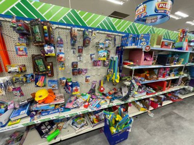 Hephzibah, Ga USA - 12 22 22 24: Dolar Ağaç perakende mağazası dağınık bölüm oyuncakları yan görünüm