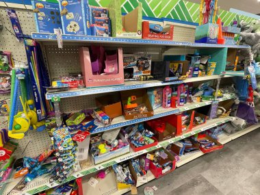 Hephzibah, Ga USA - 12 22 24: Dolar Ağaç perakende mağazası dağınık oyuncaklar bölümü