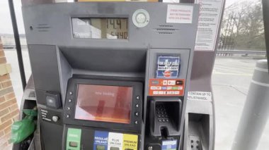 Warrenton, SC USA - 03 10: 25: Ekran maliyetine bakarak benzin pompalama