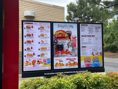 Grovetown, Ga USA - 07-16-25: Burger King menü işaretleri ve fiyatlardan geçiyor