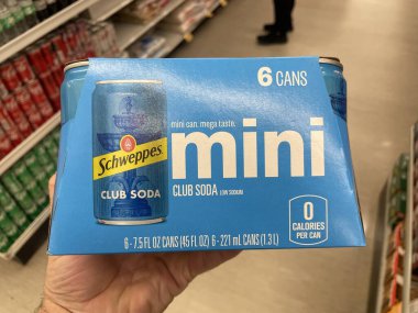 Warrenton, Ga USA - 04: 20 25: Market Schweppes mini soda 6 paket