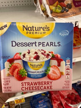 Warrenton, Ga USA - 04: 20 25: Market Nature premium donmuş parfe çilekli cheesecake