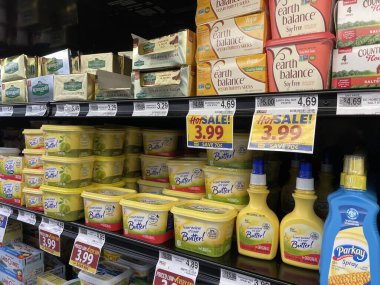 Warrenton, Ga USA - 04: 20 25: Market Tereyağı Bölümü ve fiyatları.