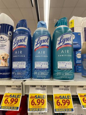 Warrenton, Ga USA - 04: 20 25: Market Lysol dezenfektanı sprey ve fiyatlar