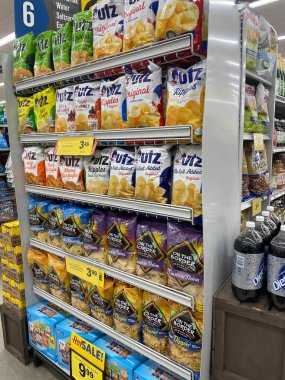 Warrenton, Ga USA - 04: 20 25: Market UTZ patates cipsi sergisi