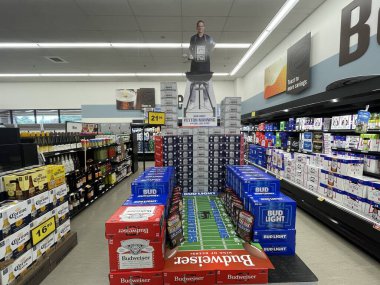 Warrenton, Ga USA - 04: 20 25: Bakkal Budweiser futbol temalı ön tarafta ızgara yapıyor