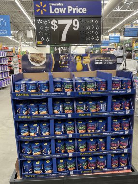 Kuzey Augusta, SC USA - 08: 20 25: Walmart perakende satış mağazası Fıstık ve fiyat