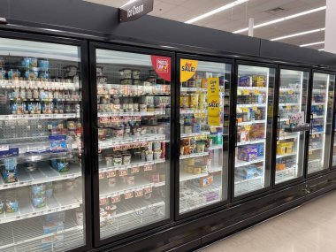 Warrenton, Ga USA - 09: 20 25: Dondurma bölümünün cam kapıları