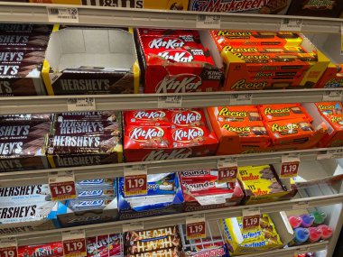 Warrenton, Ga USA - 09: 20 25: Market Tezgâhı Şekerler ve fiyatlar