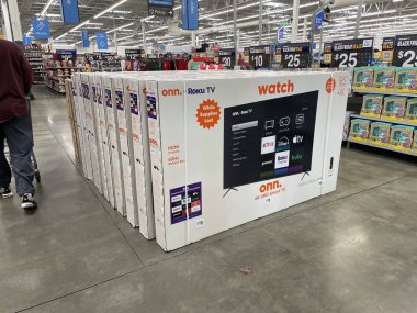 Waynesboro, Ga USA - 12 03 03 24: Walmart perakende mağazası ONN TV 85 inç Roku