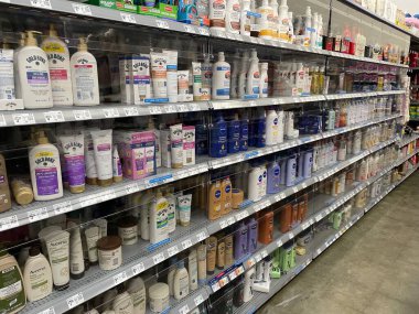 Waynesboro, Ga USA - 12 03: 24: Walmart perakende mağazası Cilt bakımı güvenlik bölümü yan görünümü