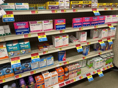 Waynesboro, Ga USA - 12 03: 24: IGA bakkal bakkalı Ağrı kesici bölümü ve fiyatlar yan görünüm