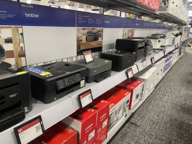 Augusta, Ga USA - 12: 03 24: Best Buy perakende satış mağazası yazıcıları bir rafa dizildi