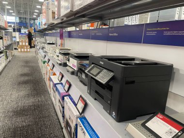 Augusta, Ga USA - 12. 03: 24: Best Buy perakende satış mağazası yazıcıları raf kenarına dizildi
