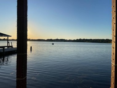 Winter Haven, Fla USA - 11: 07 Roy Gölü, açık mavi gökyüzü, dinlenme sahnesi akşam vakti