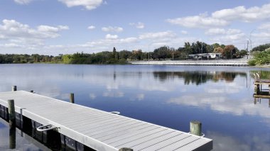 Winter Haven, Fla USA - 11.07 Roy Gölü uzak bir köprüye bakıyor