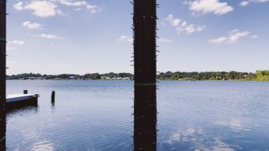 Winter Haven, Fla USA - 11.07 Roy Gölü ahşap direği hafifçe bulutlu