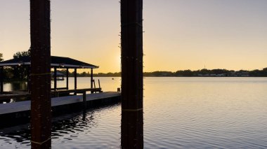 Winter Haven, Fla USA - 11.07: 25 Roy Gölü sakin suları altın gökyüzü