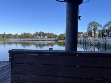 Winter Haven, Fla USA - 11.07 Roy Gölü açık mavi gökyüzü rahatlatıcı sahne ahşap döşeme