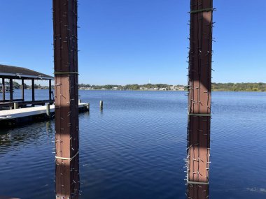 Winter Haven, Fla USA - 11: 07 Roy Gölü açık mavi gökyüzü rahatlatıcı sahne direkleri