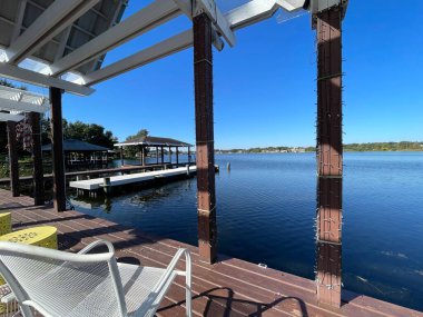 Winter Haven, Fla USA - 11.07 Roy Gölü açık mavi gökyüzü rahatlatıcı manzara dışarı bakıyor