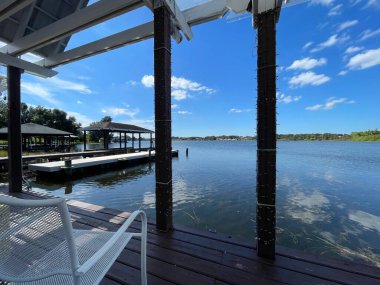 Winter Haven, Fla USA - 11: 07 Roy Gölü açık mavi gökyüzü dinlendirici sahne rıhtımda oturuyor